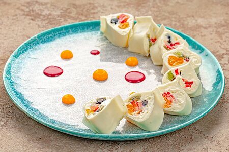 Нежный сливочный спринг-ролл с ягодами