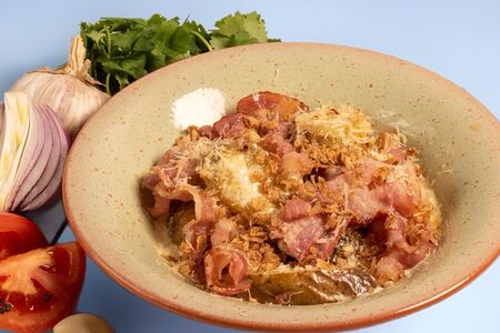 Картофель в стиле карбонара с жареным луком