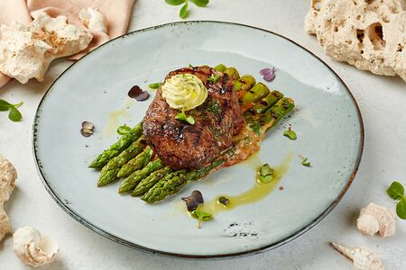 Миньон с маринованной капустой и соусом демиглас