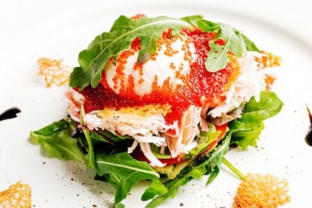 Салат с крабом, яйцом пашот и заправкой тобико