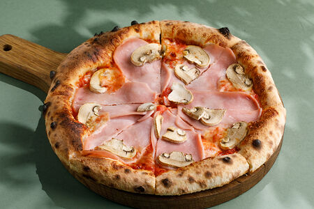 Пицца с ветчиной и грибами