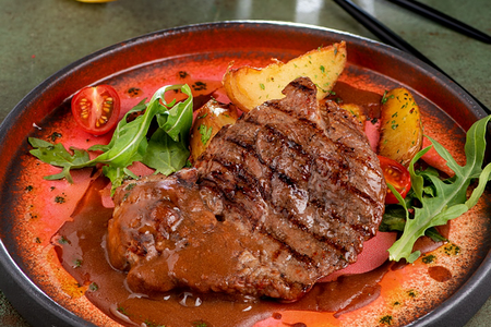 Свиная шея на гриле с картофелем по-деревенски