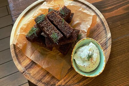 Гренки с тмином и соусом Айоле