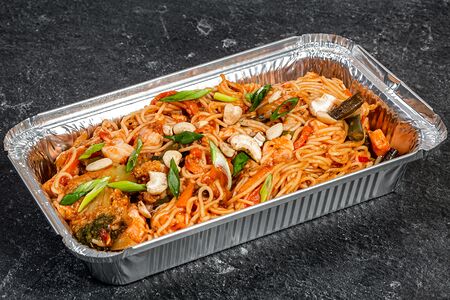 Лапша с курицей и овощами