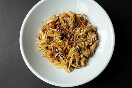 Лапша соба с курицей и овощами