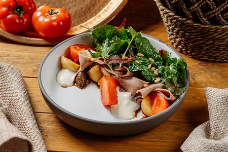 Салат с говяжьим языком и жареными вешенками