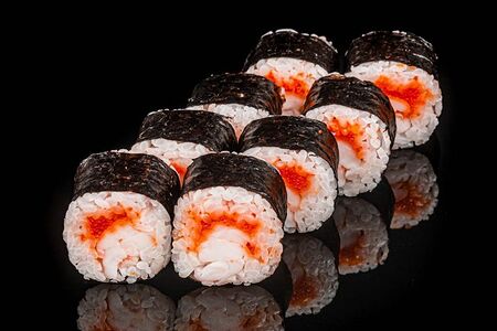 Мини-ролл с креветкой и масаго