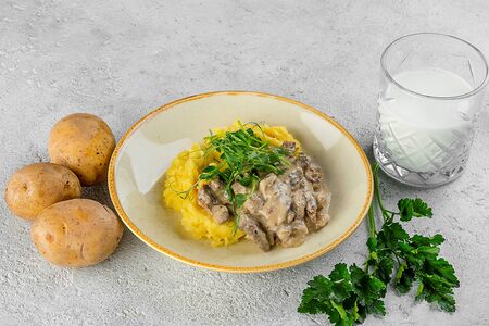 Бефстроганов из маринованной говядины с картофельным пюре