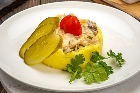 Бефстроганов из говяжьей вырезки с картофельным пюре