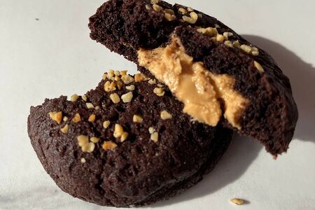 Шоколадное печенье с арахисовой начинкой