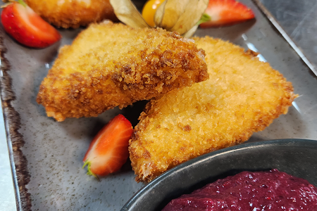 Жареный сулугуни с клюквенным соусом