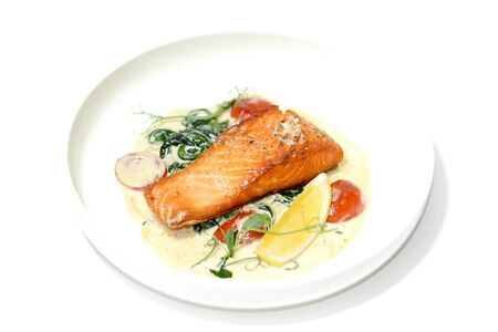 Стейк лосося с припущенным шпинатом