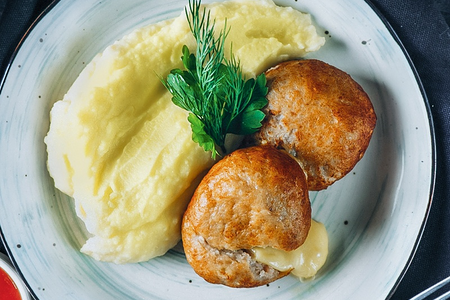 Куриные котлетки с сыром и картофельным пюре