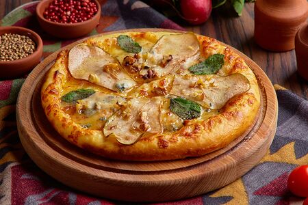 Хачапури с грушей, горгонзолой и грецким орехом