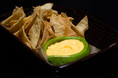 Начос с сырным дипом