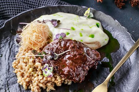 Телячьи щеки с перлотто в сливочно-трюфельном соусе