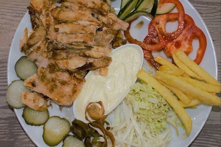 Шаверма на тарелке