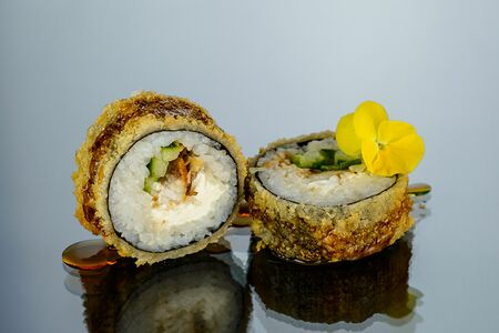 Жареный ролл с угрём