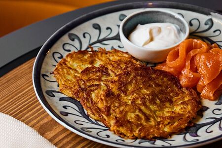 Картофельные драники с лососем слабой соли