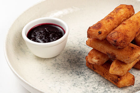 Жареный сулугуни с ягодным соусом