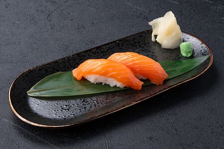 Суши с лососем
