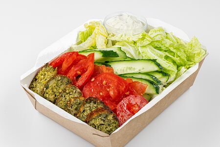 Салат Цезарь с фалафелем