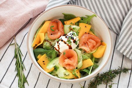 Салат с лососем и маринованной тыквой