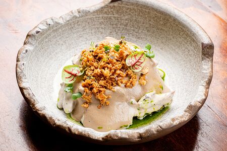 Бефстроганов из фермерского бычка, с боровиками, хрустящим луком, картофельным пюре и мочёной клюквой