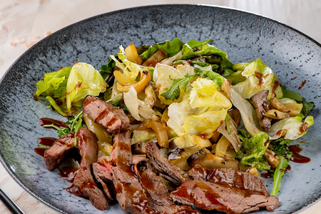 Теплый салат с телятиной