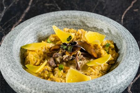 Строганов из мяса буйвола, гарнируем ризотто с лесными грибами и соусом из ореховой травы