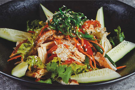 Корейский салат с угрем и свежими овощами