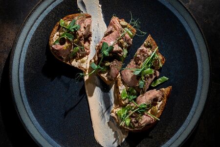 Брускетта с ростбифом и каперсами