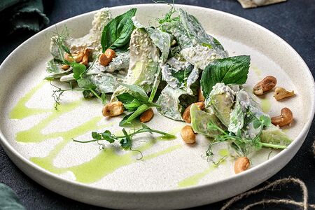 Салат из авокадо с орехово- карамельным соусом, мятой и кешью