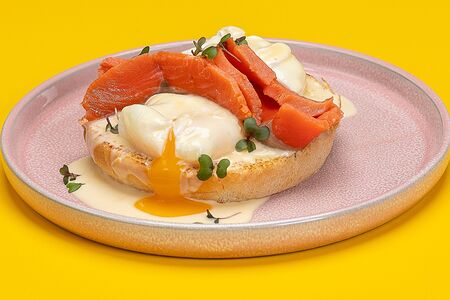 Яйцо пашот с лососем, беконом или авокадо