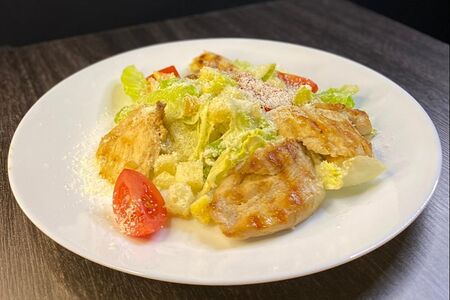 Салат Цезарь с курицей