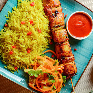 Պիկանտ հավ շամփուրի վրա պապրիկա սոուսով