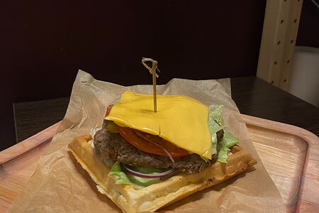 Картофельная вафля с бифштексом и овощами