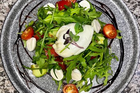 С руколой, моцареллой и яйцом пашот