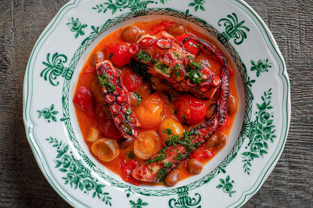 Осьминог, овощное рагу