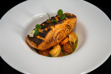 Лосось на подушке из кумквата и креветок