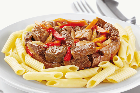 Гуляш с макаронами