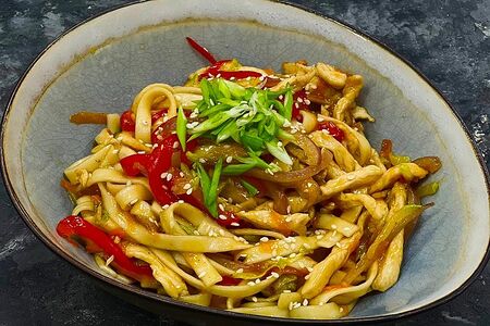 Удон с курицей и овощами