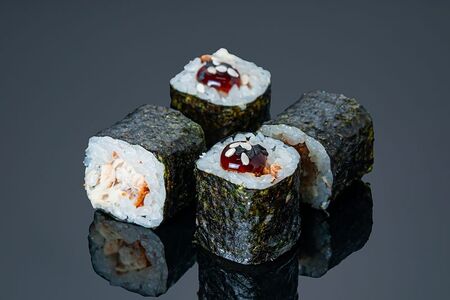 Маки с угрем