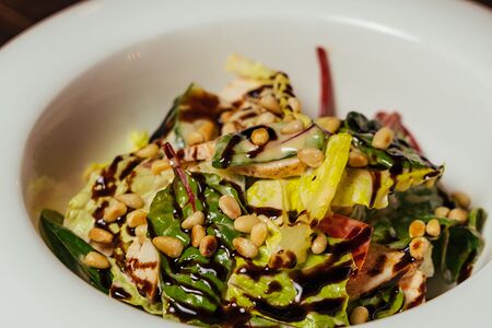 Пикантный с курицей и кедровыми орешками