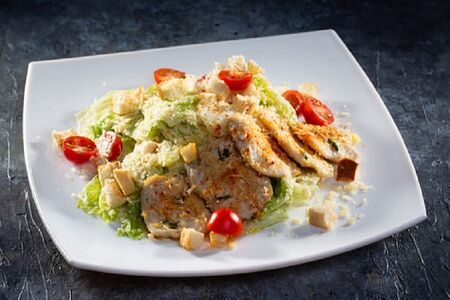 Салат Цезарь с курицей