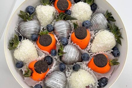 Клубника в шоколаде в шляпной коробке Штрих