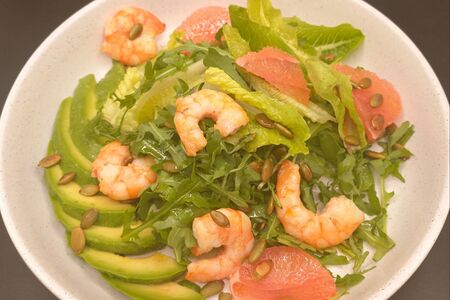 Салат с креветками, авокадо и руколой
