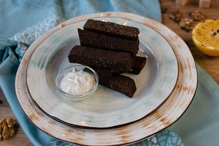 Гренки чесночные с сливочно-чесночным соусом