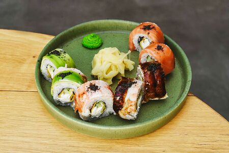 Ролл лосось, креветка, угорь с черным тмином