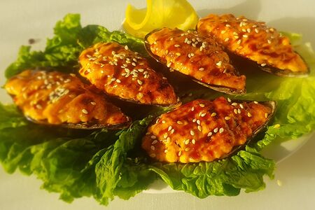 Запеченные мидии на раковине